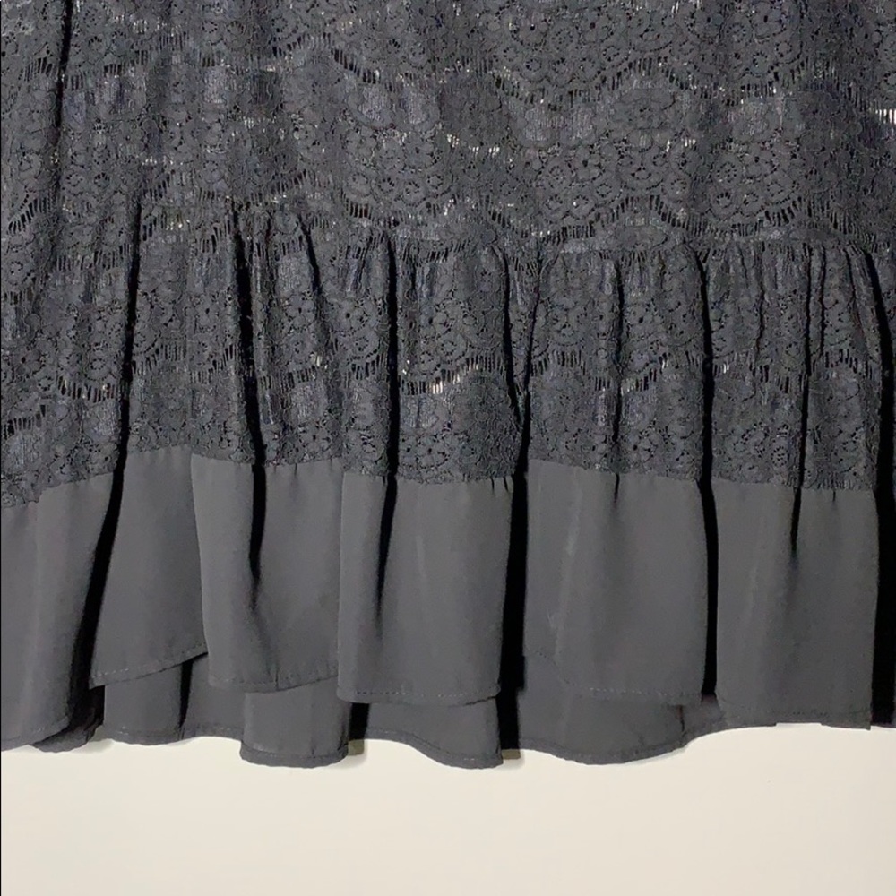🖤 Beautiful Ruffle Hemline Tank 🖤 - Picture 2 of 4